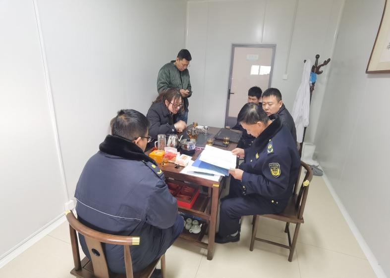 秦皇臺鄉(xiāng)應(yīng)急辦對隆鑫健達(dá)公司進(jìn)行一次安全檢查活動