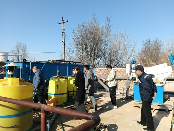 隆鑫健達(dá)公司聘請(qǐng)專家指導(dǎo)污水處理工作